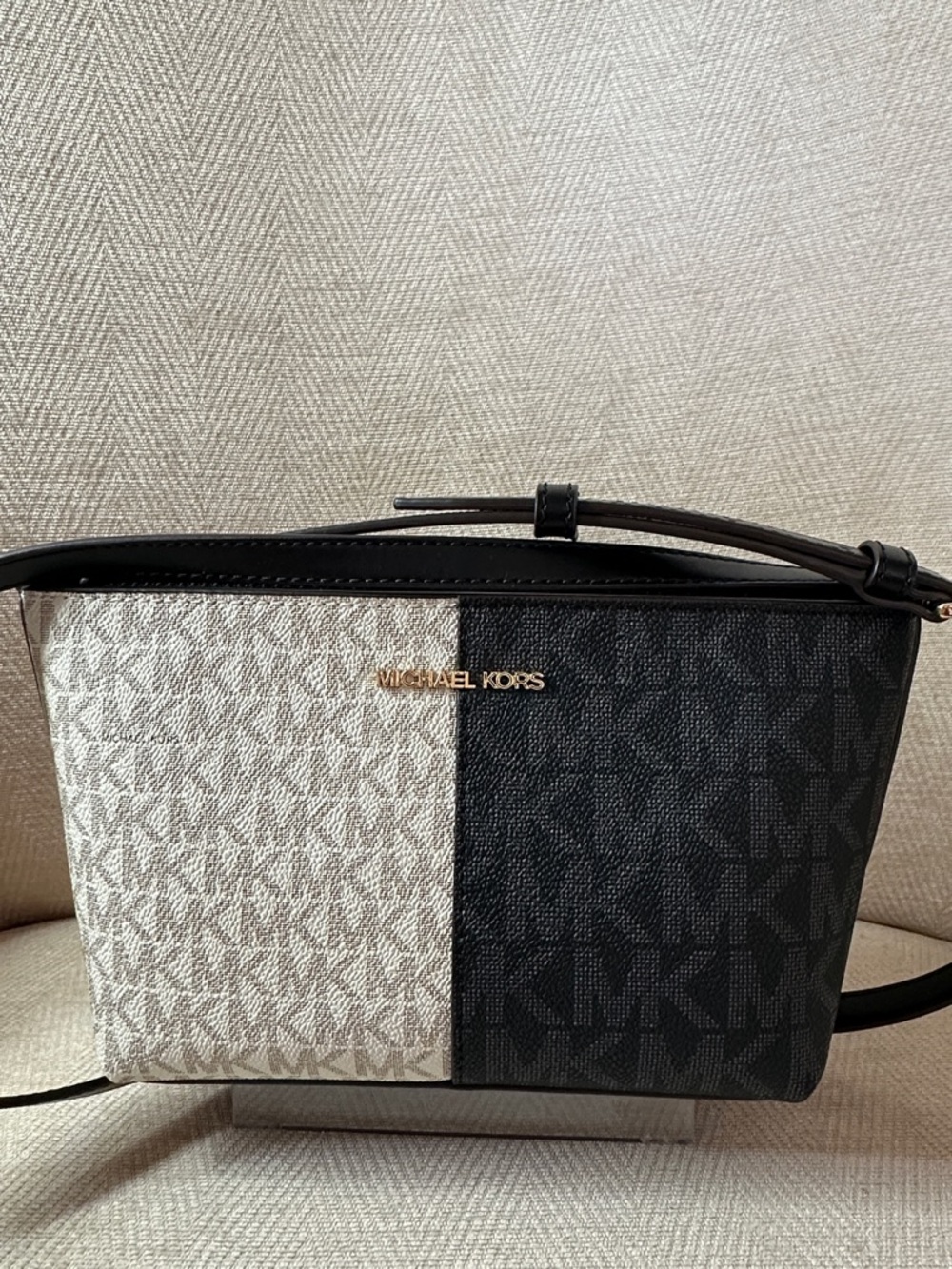 Michael Kors Black and Cream Signature Two-Tone Crossbody NWOT - Picture 2 of 10